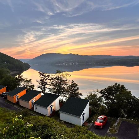 Knotty Pine Cottages, Suites & Motel Rooms Ингониш Екстериор снимка