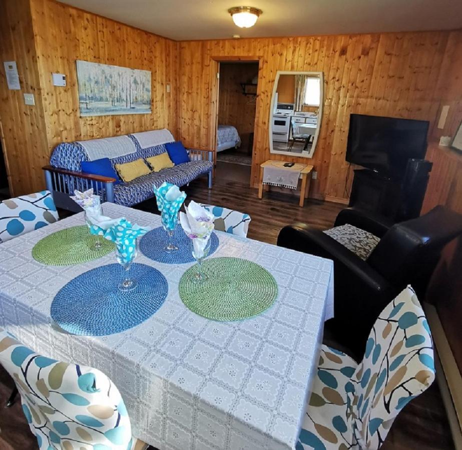 Knotty Pine Cottages, Suites & Motel Rooms Ингониш Екстериор снимка