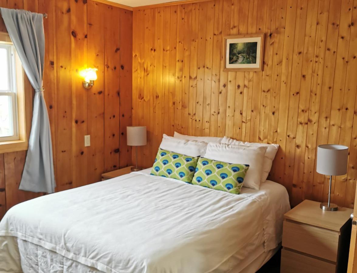 Knotty Pine Cottages, Suites & Motel Rooms Ингониш Екстериор снимка