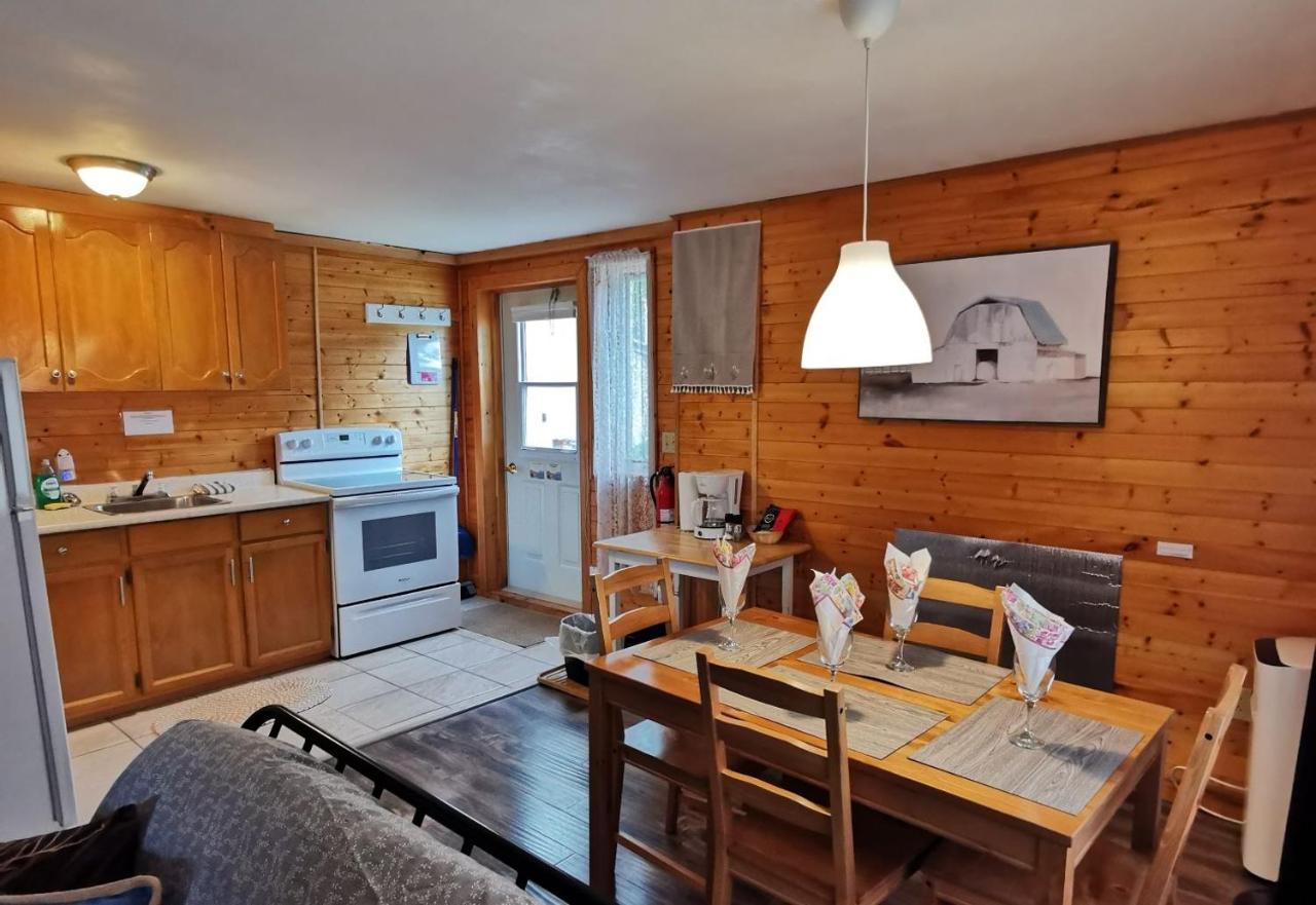 Knotty Pine Cottages, Suites & Motel Rooms Ингониш Екстериор снимка