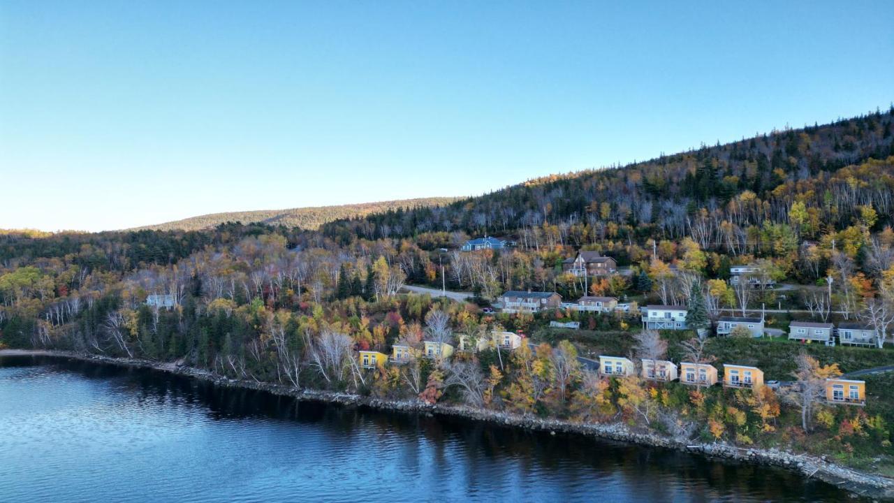 Knotty Pine Cottages, Suites & Motel Rooms Ингониш Екстериор снимка