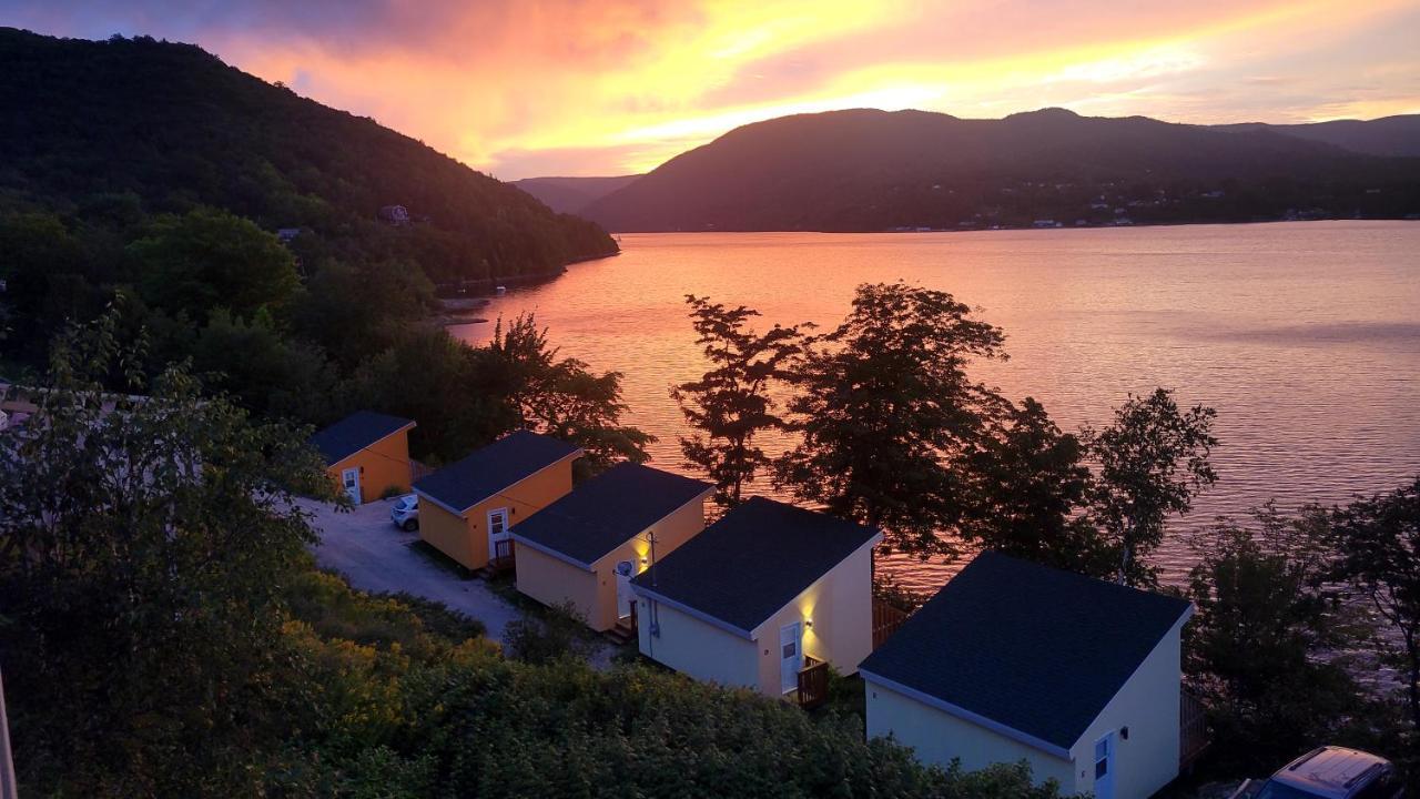Knotty Pine Cottages, Suites & Motel Rooms Ингониш Екстериор снимка