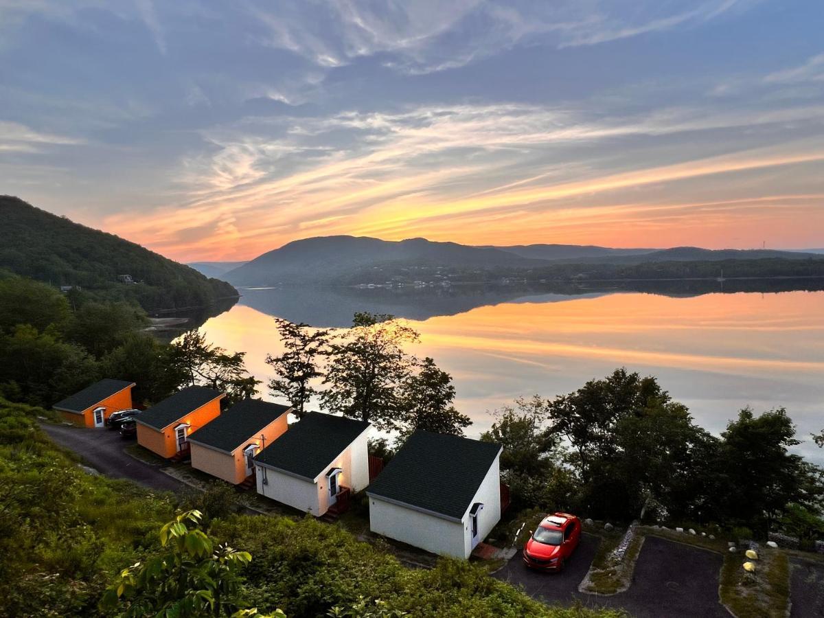 Knotty Pine Cottages, Suites & Motel Rooms Ингониш Екстериор снимка