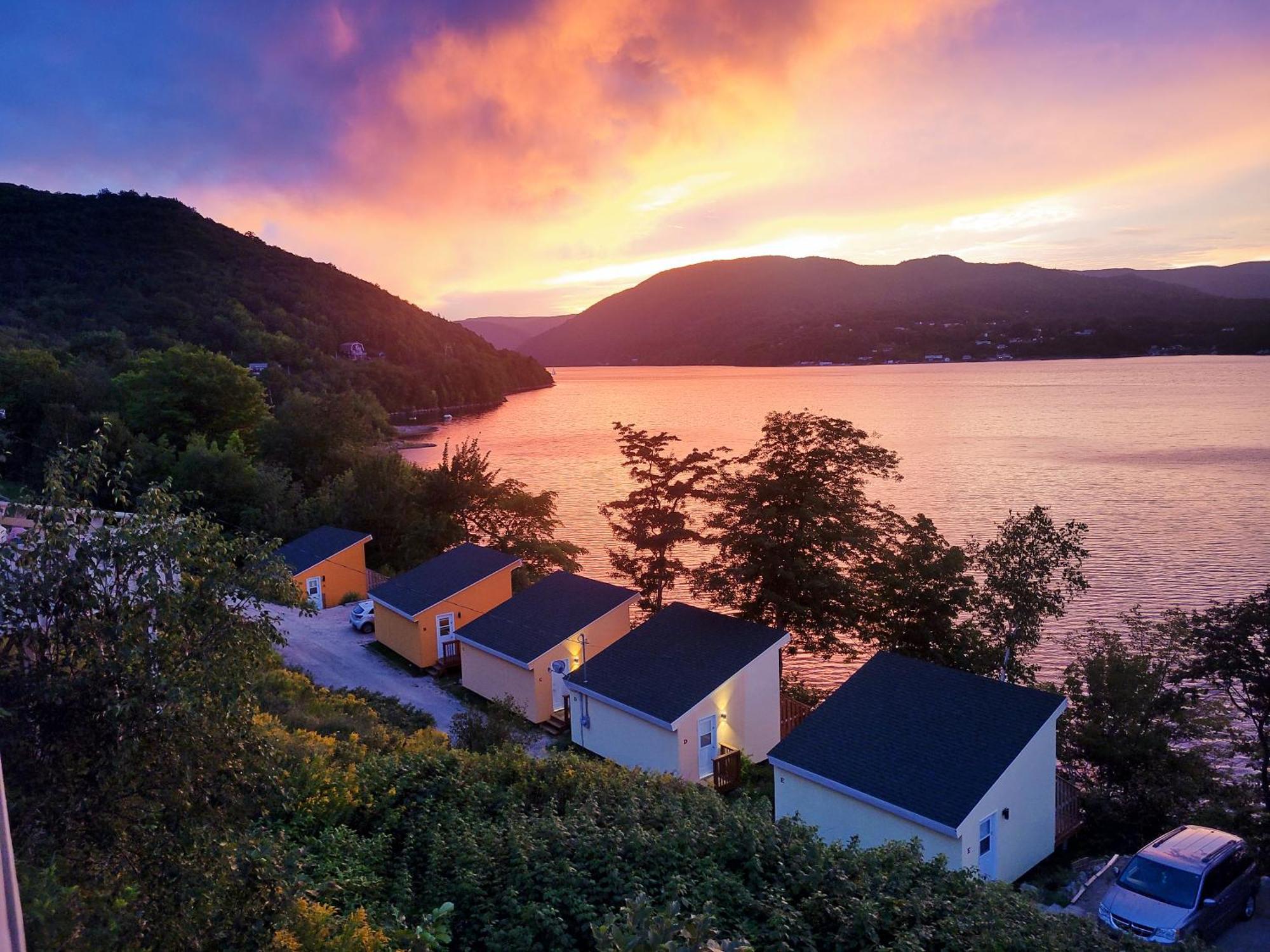 Knotty Pine Cottages, Suites & Motel Rooms Ингониш Екстериор снимка