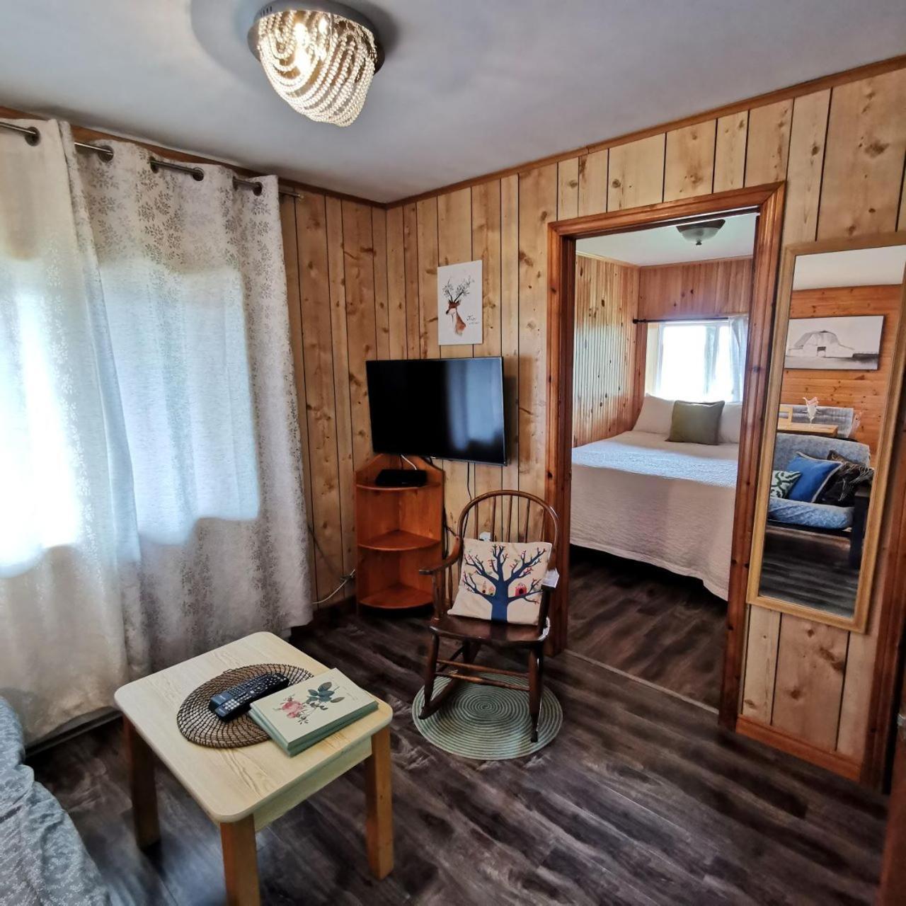 Knotty Pine Cottages, Suites & Motel Rooms Ингониш Стая снимка
