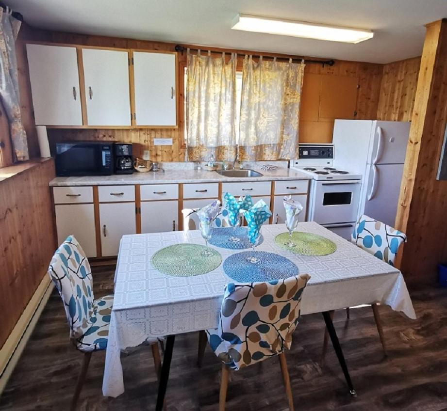 Knotty Pine Cottages, Suites & Motel Rooms Ингониш Екстериор снимка