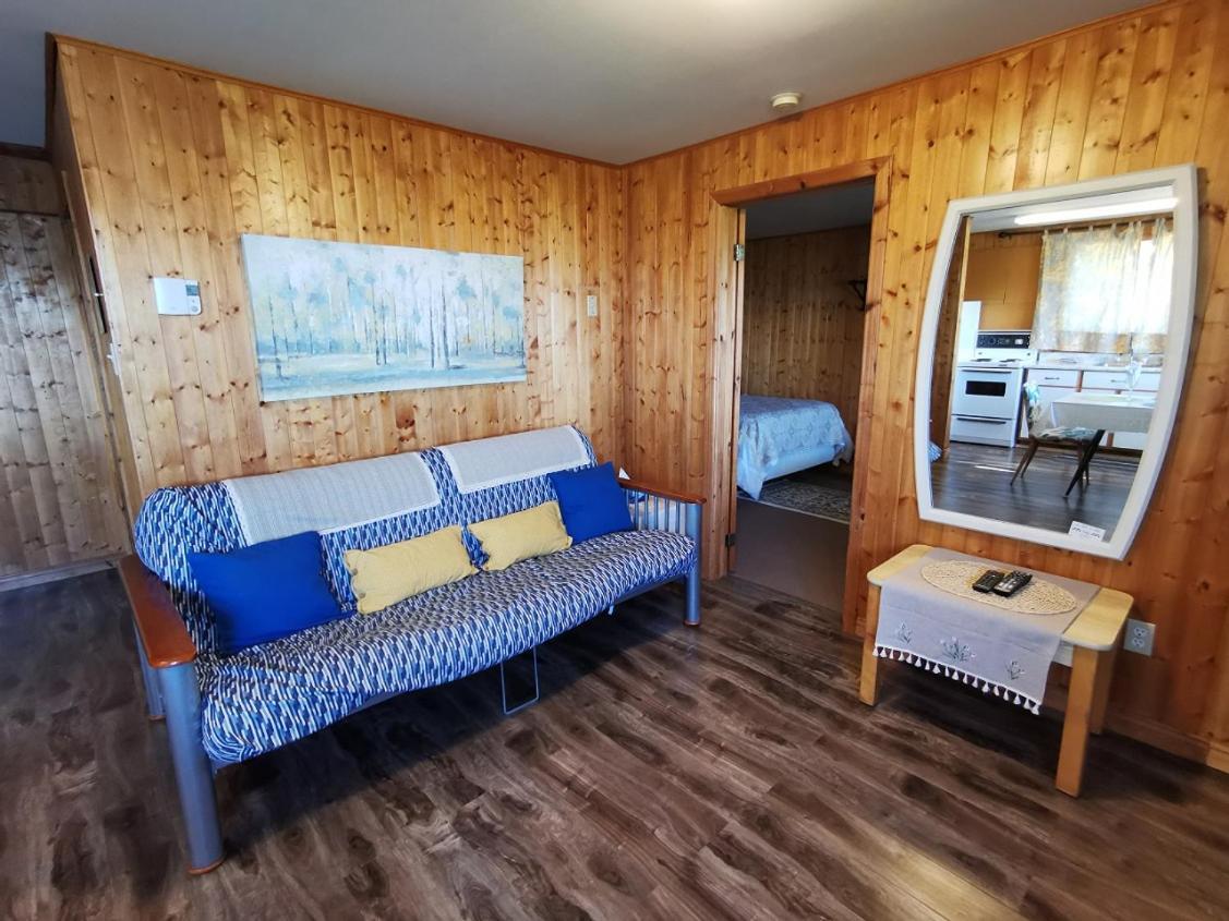 Knotty Pine Cottages, Suites & Motel Rooms Ингониш Екстериор снимка