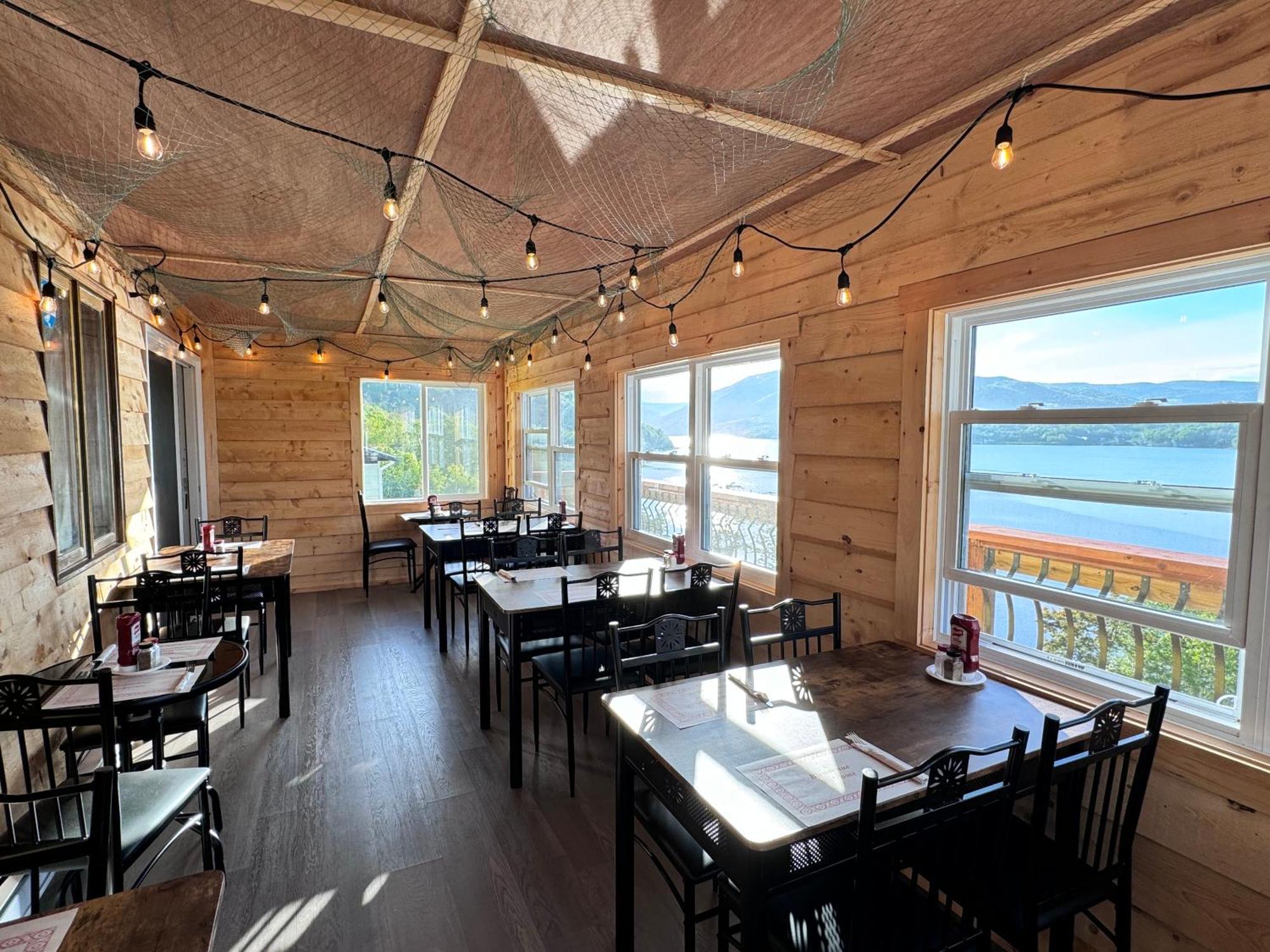 Knotty Pine Cottages, Suites & Motel Rooms Ингониш Екстериор снимка