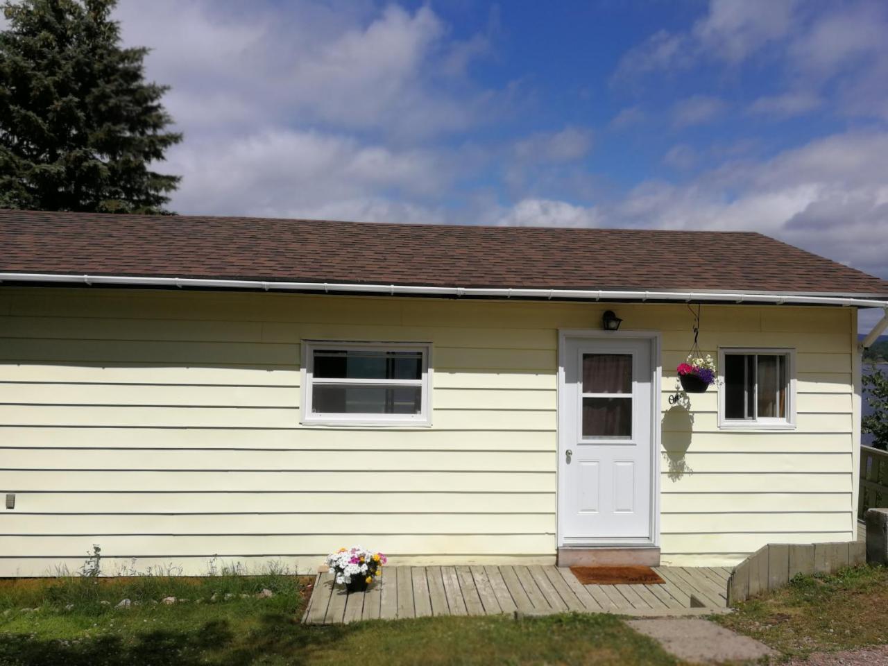 Knotty Pine Cottages, Suites & Motel Rooms Ингониш Екстериор снимка