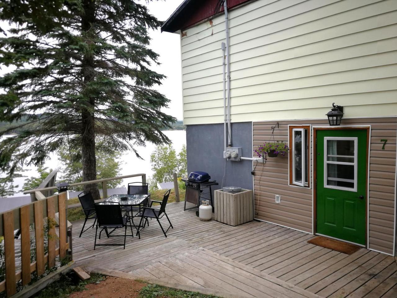 Knotty Pine Cottages, Suites & Motel Rooms Ингониш Екстериор снимка