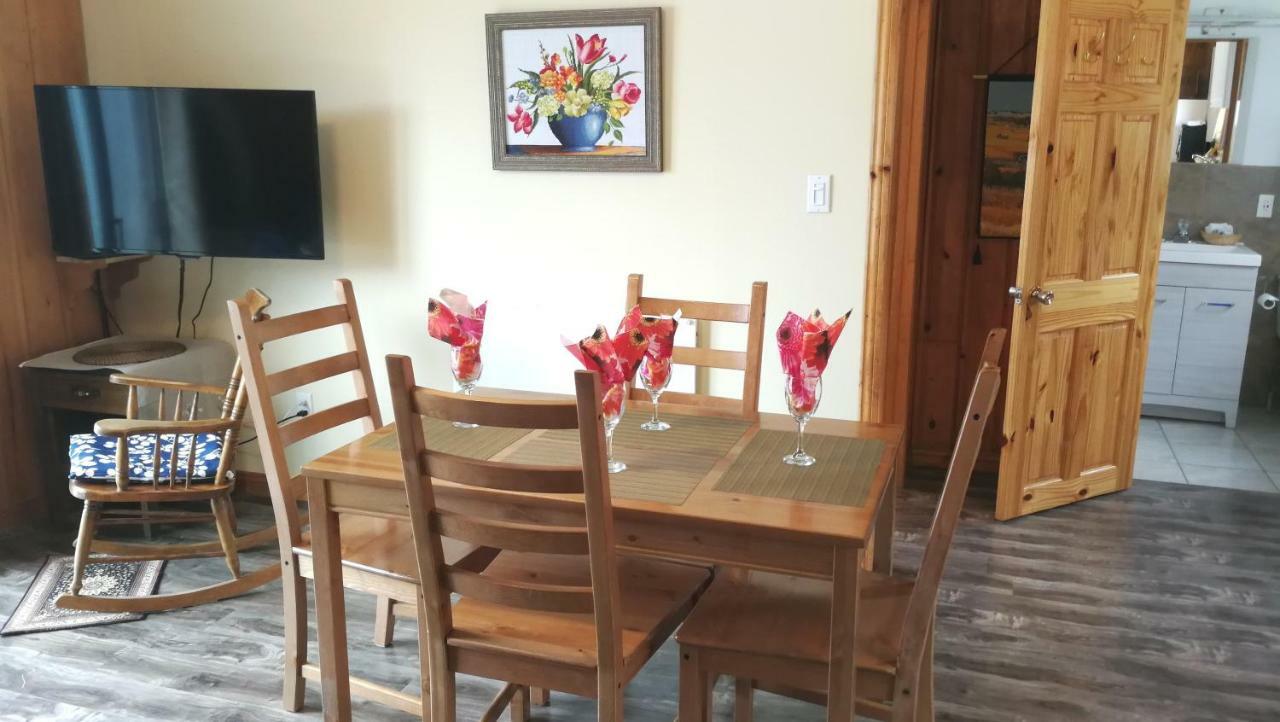 Knotty Pine Cottages, Suites & Motel Rooms Ингониш Екстериор снимка