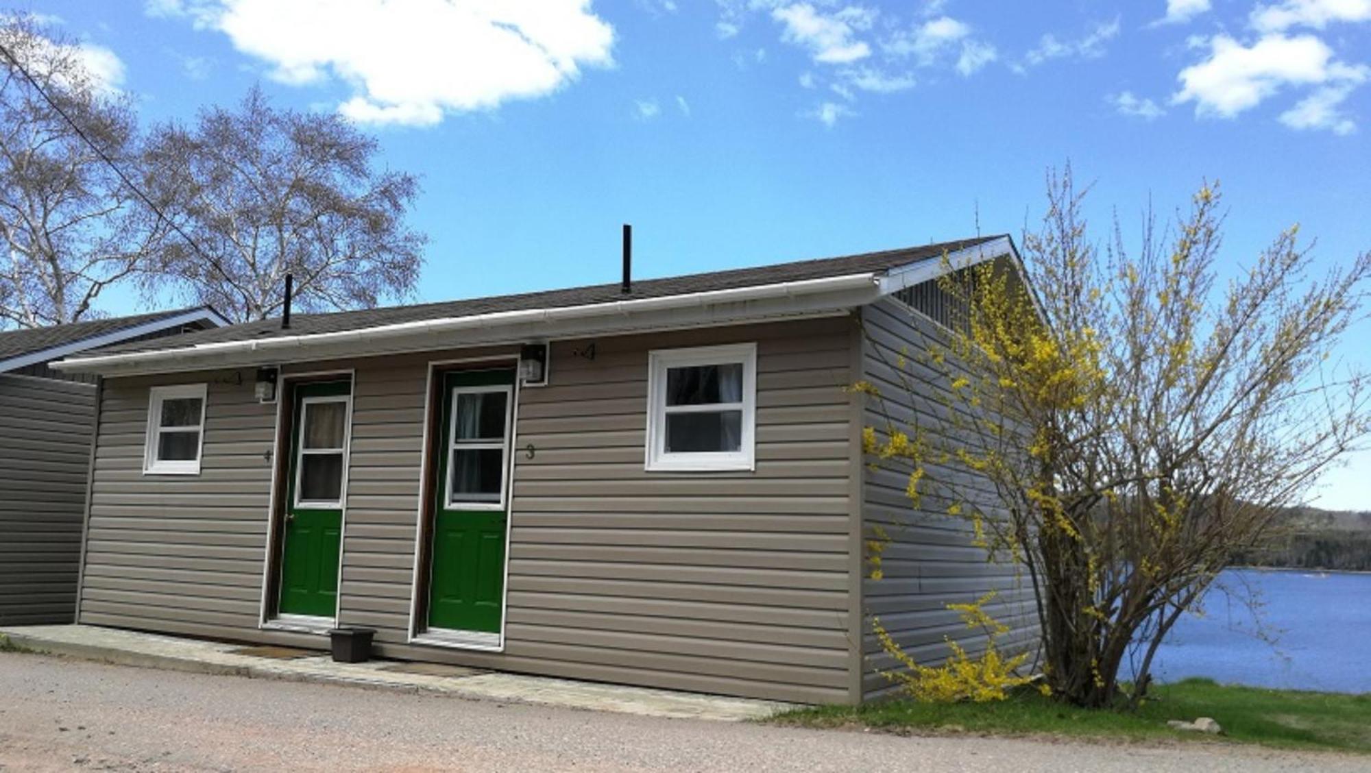 Knotty Pine Cottages, Suites & Motel Rooms Ингониш Екстериор снимка