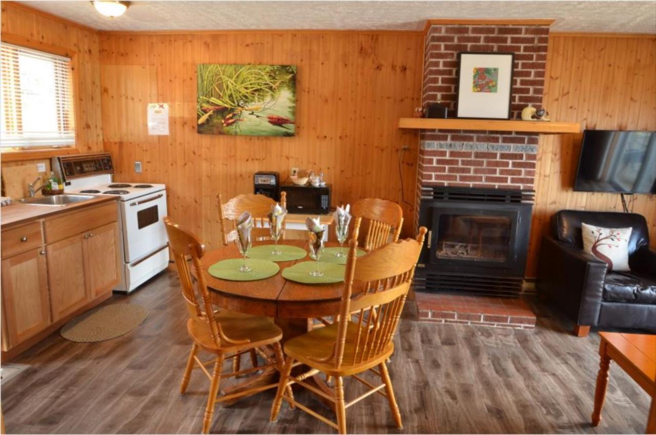 Knotty Pine Cottages, Suites & Motel Rooms Ингониш Екстериор снимка