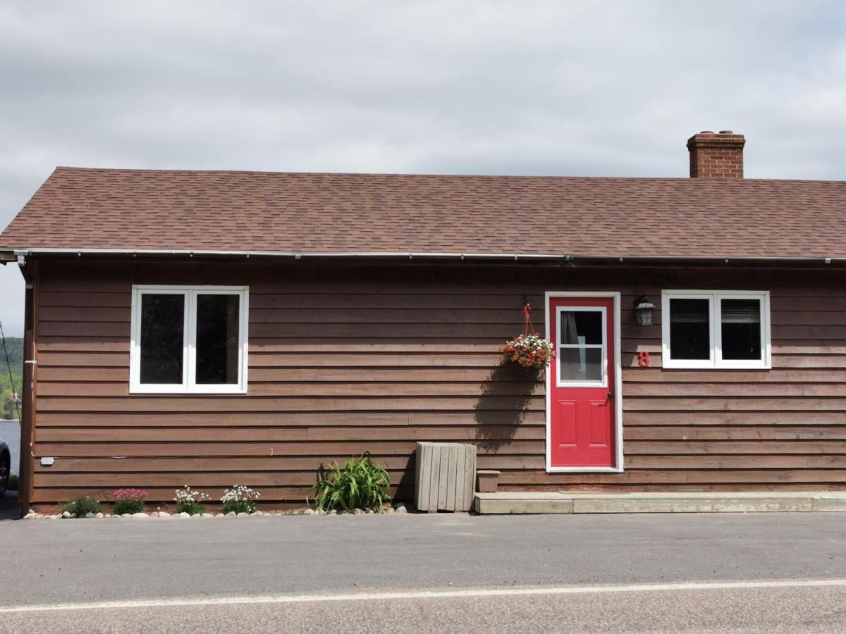 Knotty Pine Cottages, Suites & Motel Rooms Ингониш Екстериор снимка