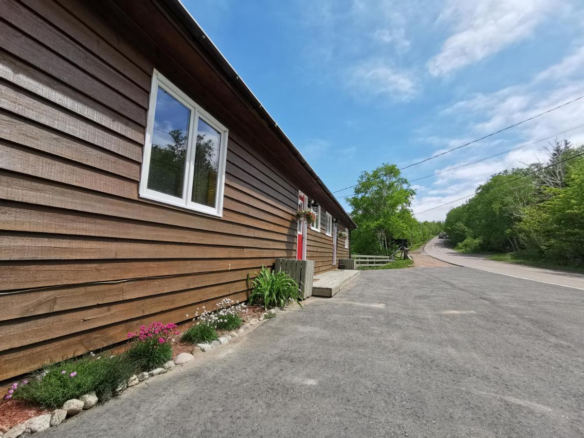 Knotty Pine Cottages, Suites & Motel Rooms Ингониш Екстериор снимка