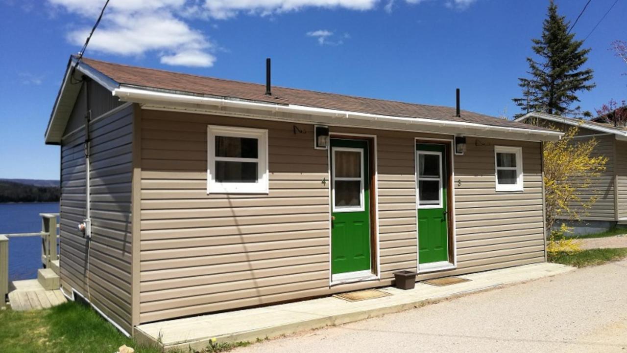 Knotty Pine Cottages, Suites & Motel Rooms Ингониш Екстериор снимка