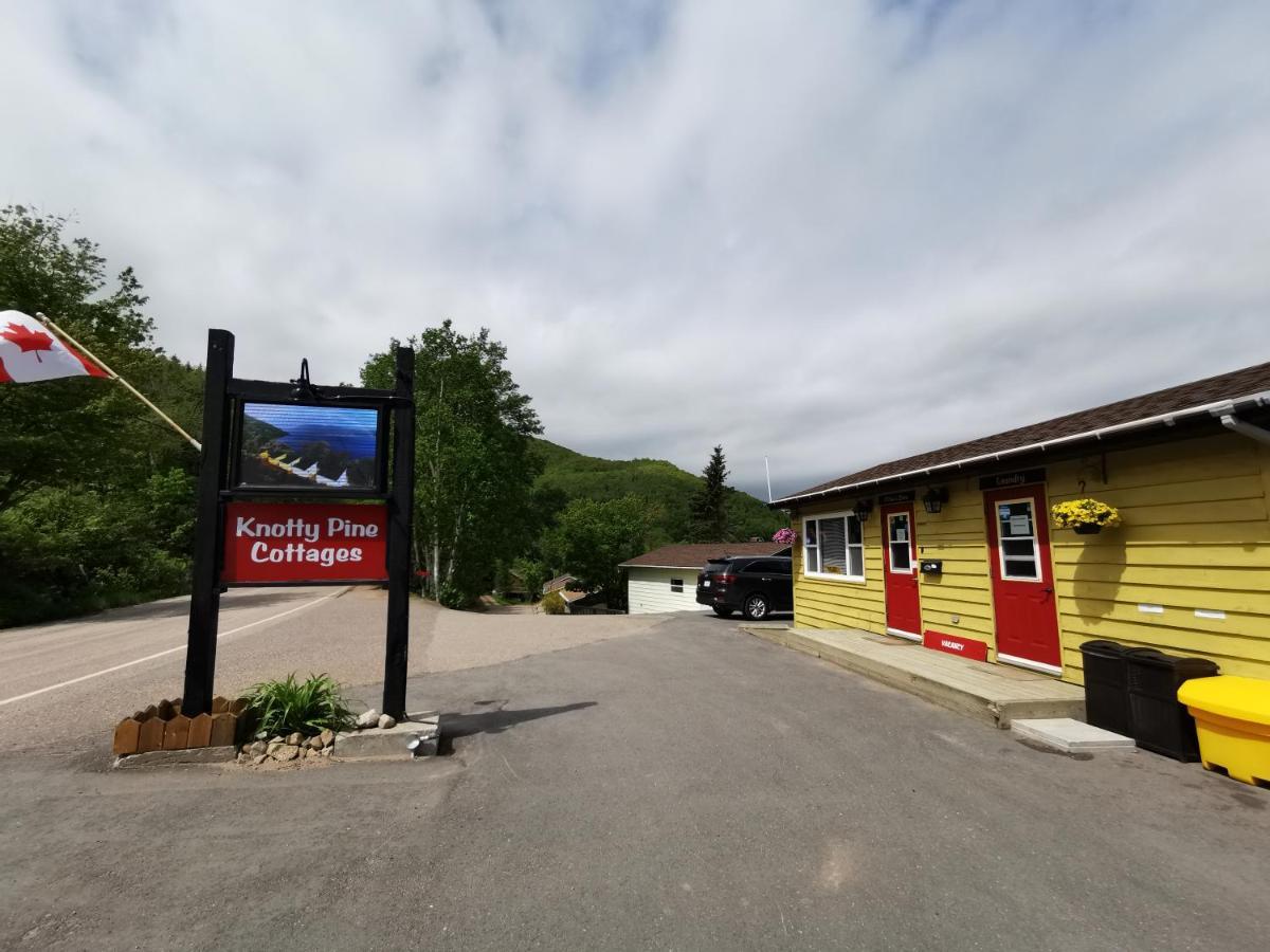 Knotty Pine Cottages, Suites & Motel Rooms Ингониш Екстериор снимка