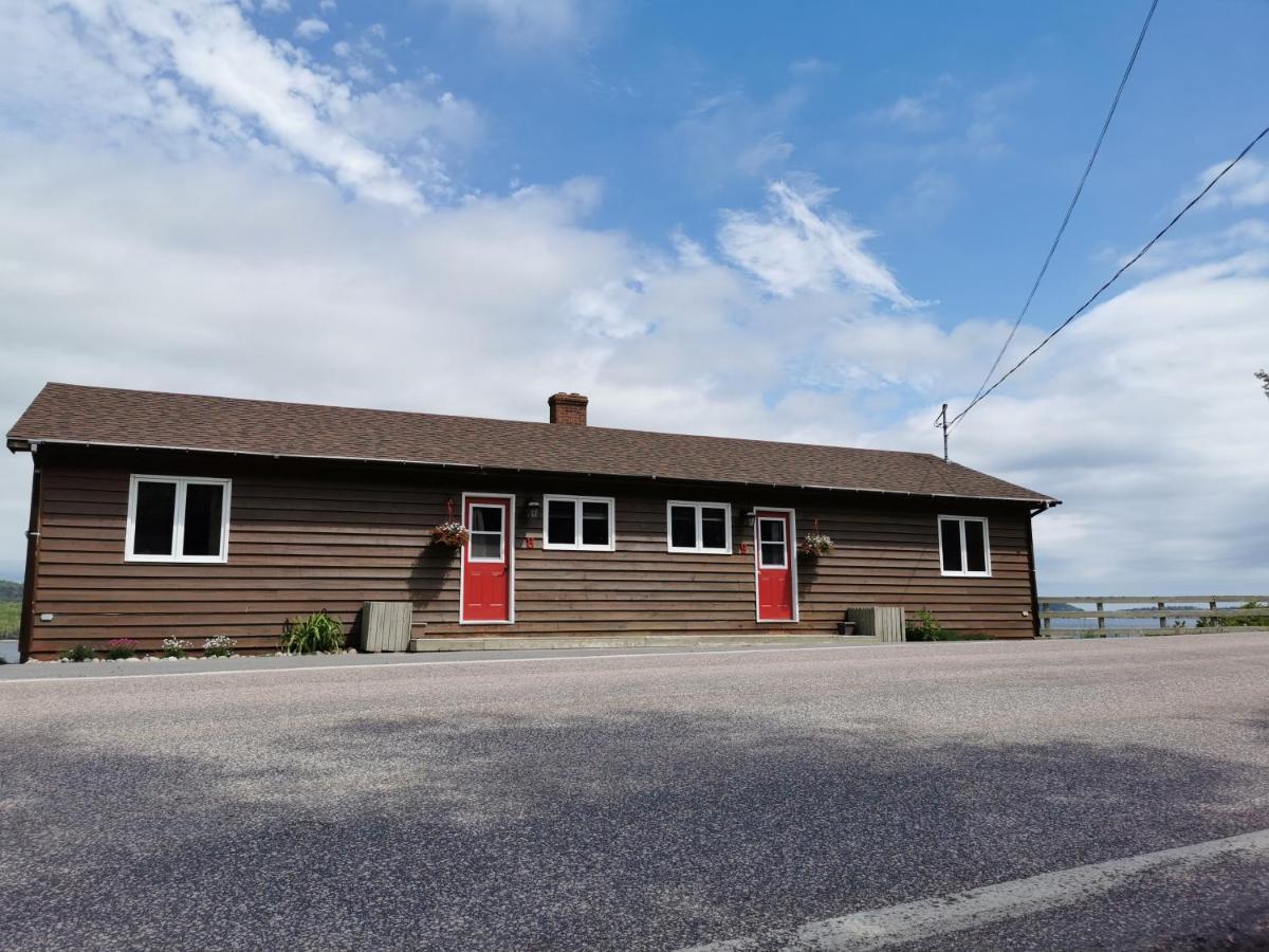 Knotty Pine Cottages, Suites & Motel Rooms Ингониш Екстериор снимка