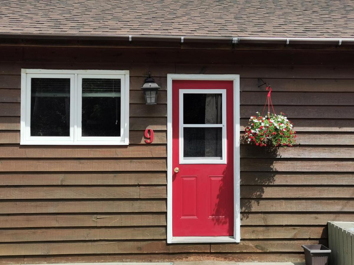 Knotty Pine Cottages, Suites & Motel Rooms Ингониш Екстериор снимка